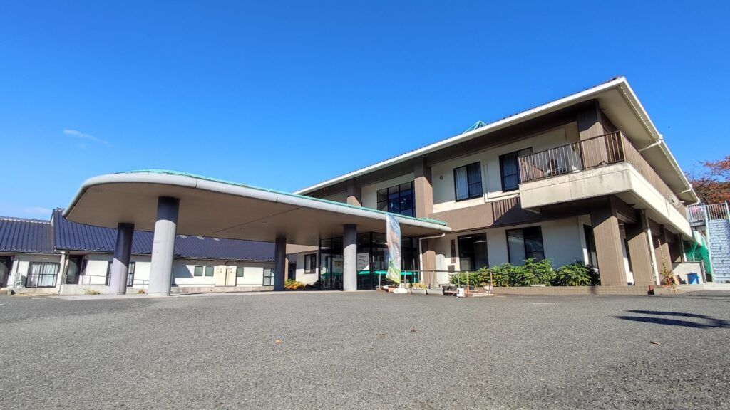 広々とした施設の外観