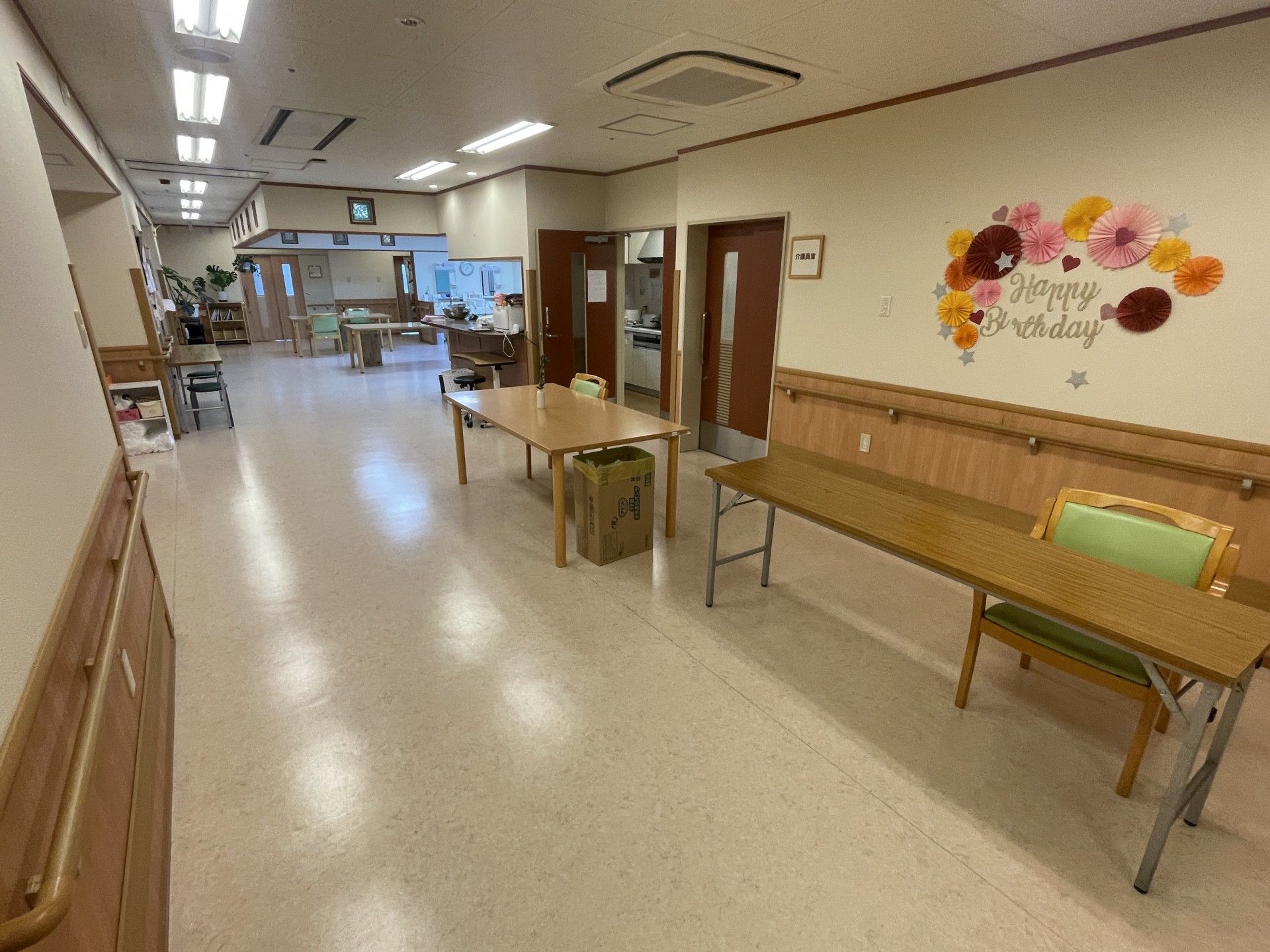 明るい廊下とテーブル