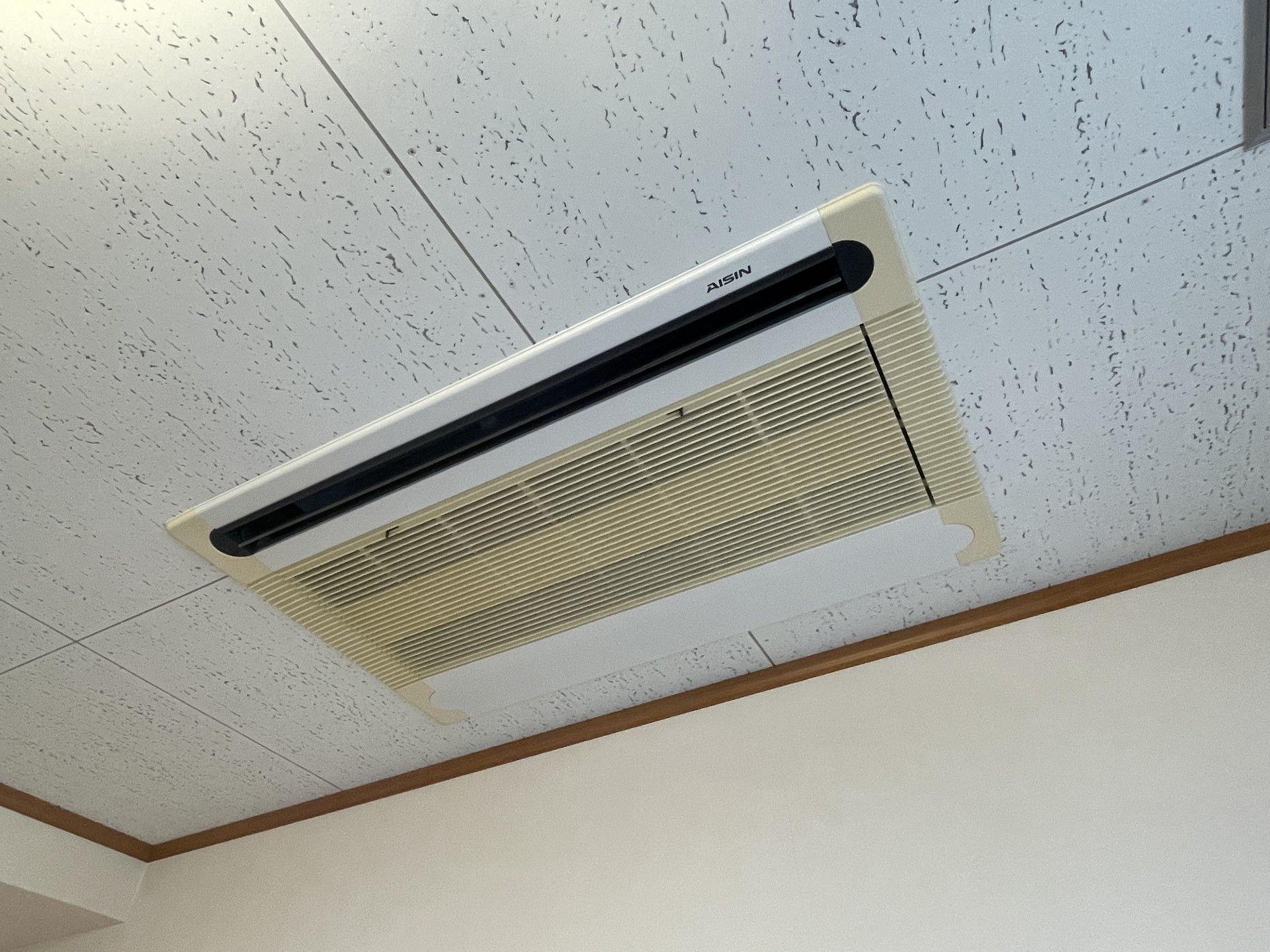 天井の空調設備
