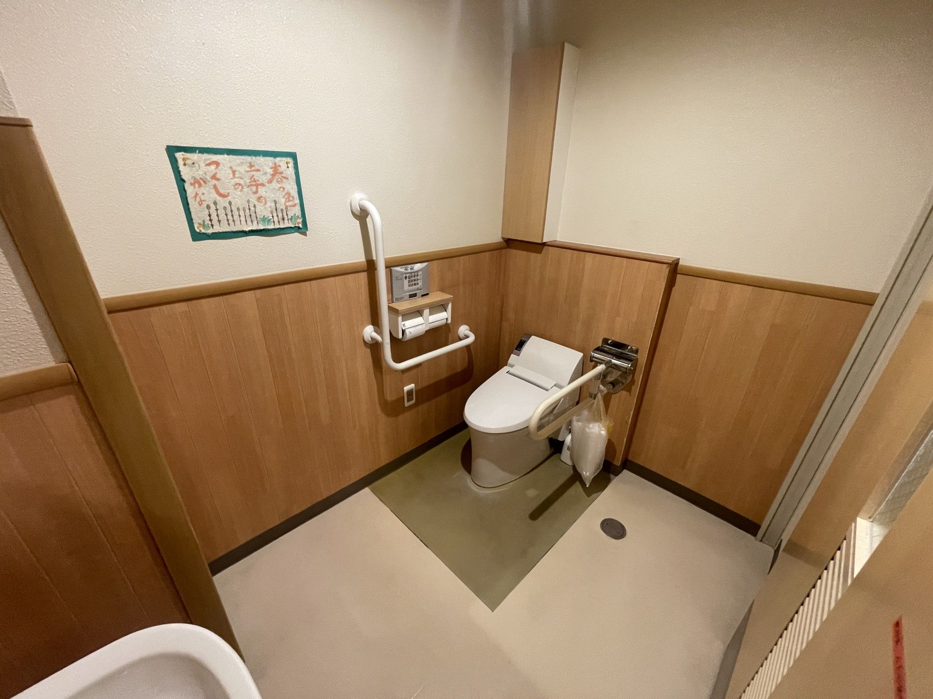 手すり付きのトイレ