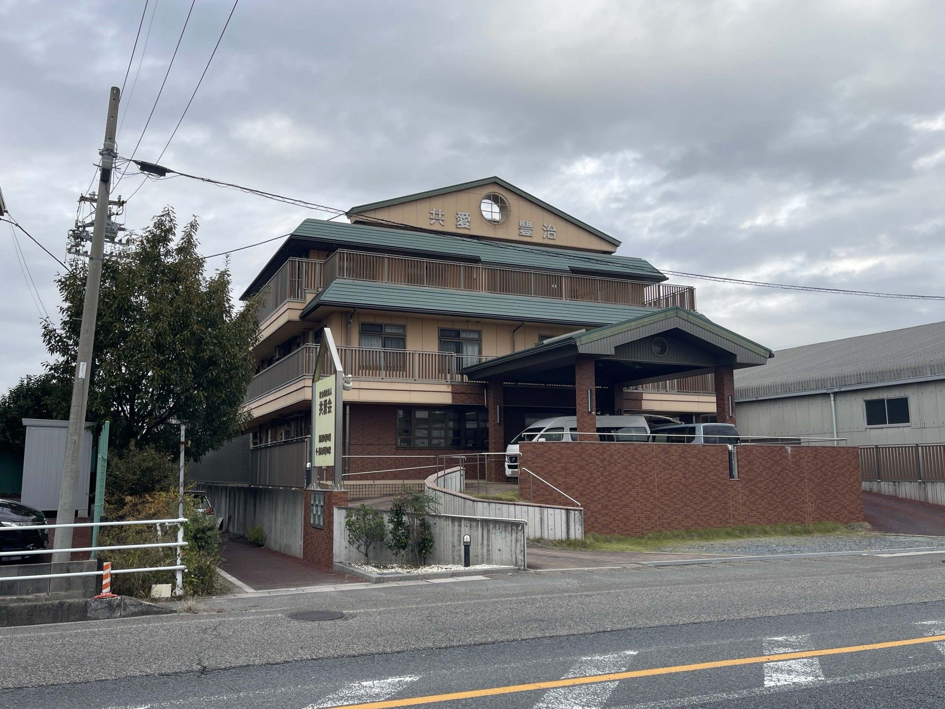 落ち着いた外観の建物