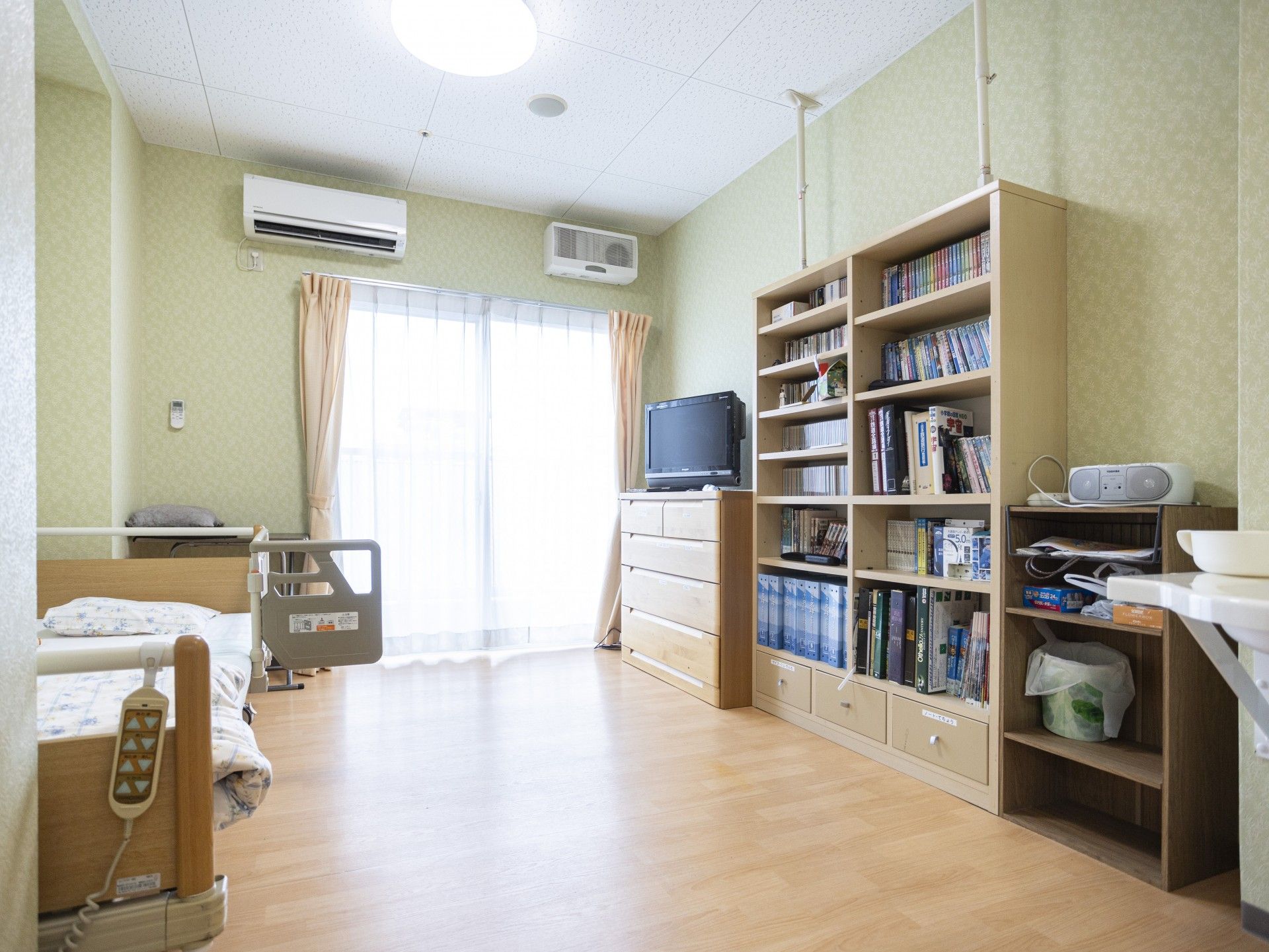 明るい個室の一角