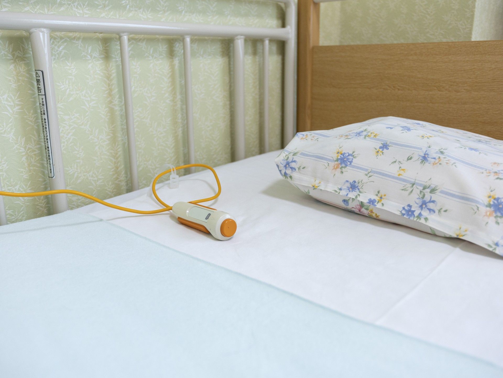 ベッドの枕元とナースコール