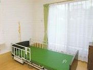 明るい個室のベッド