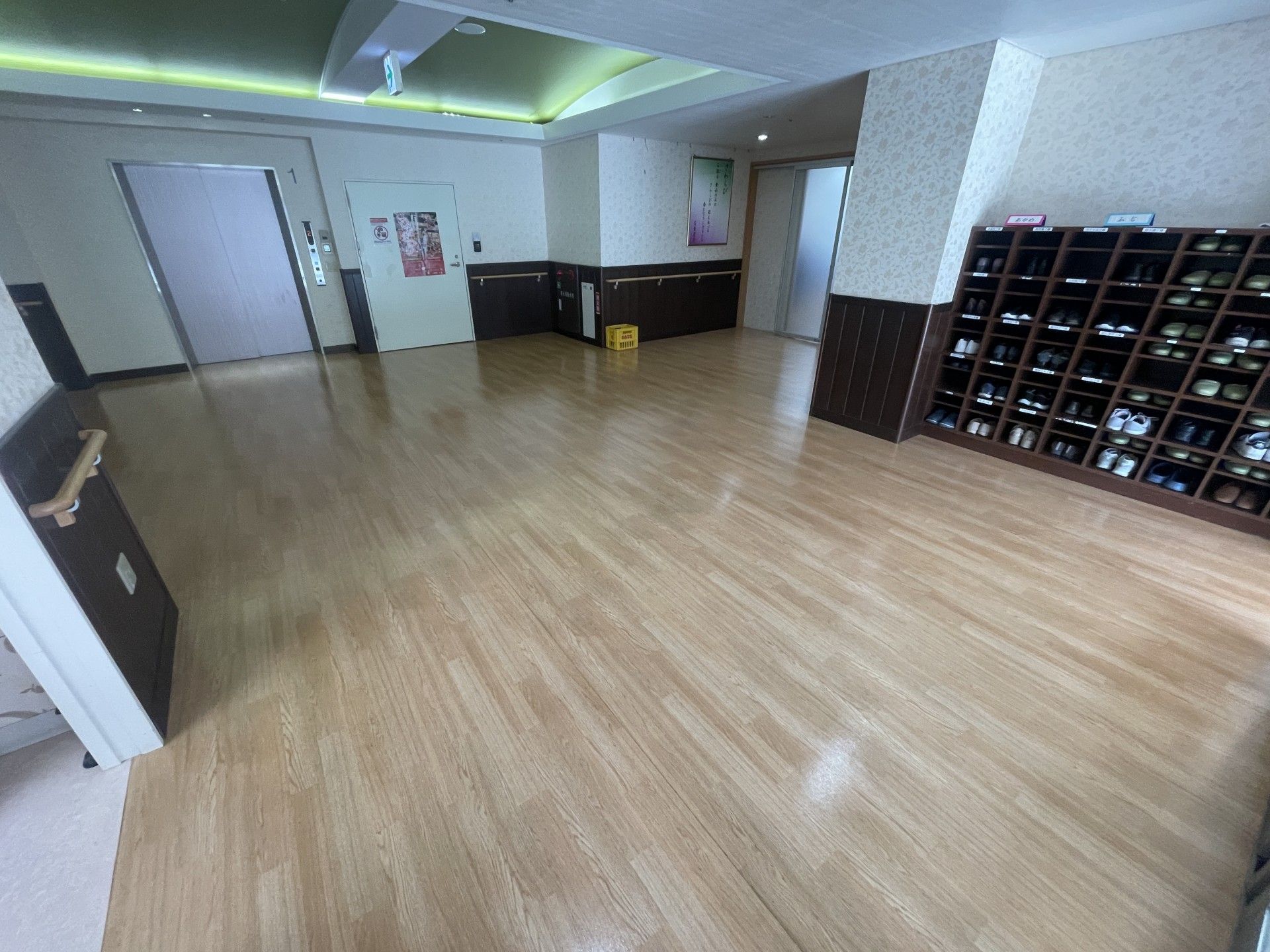 エレベーター前の広い廊下