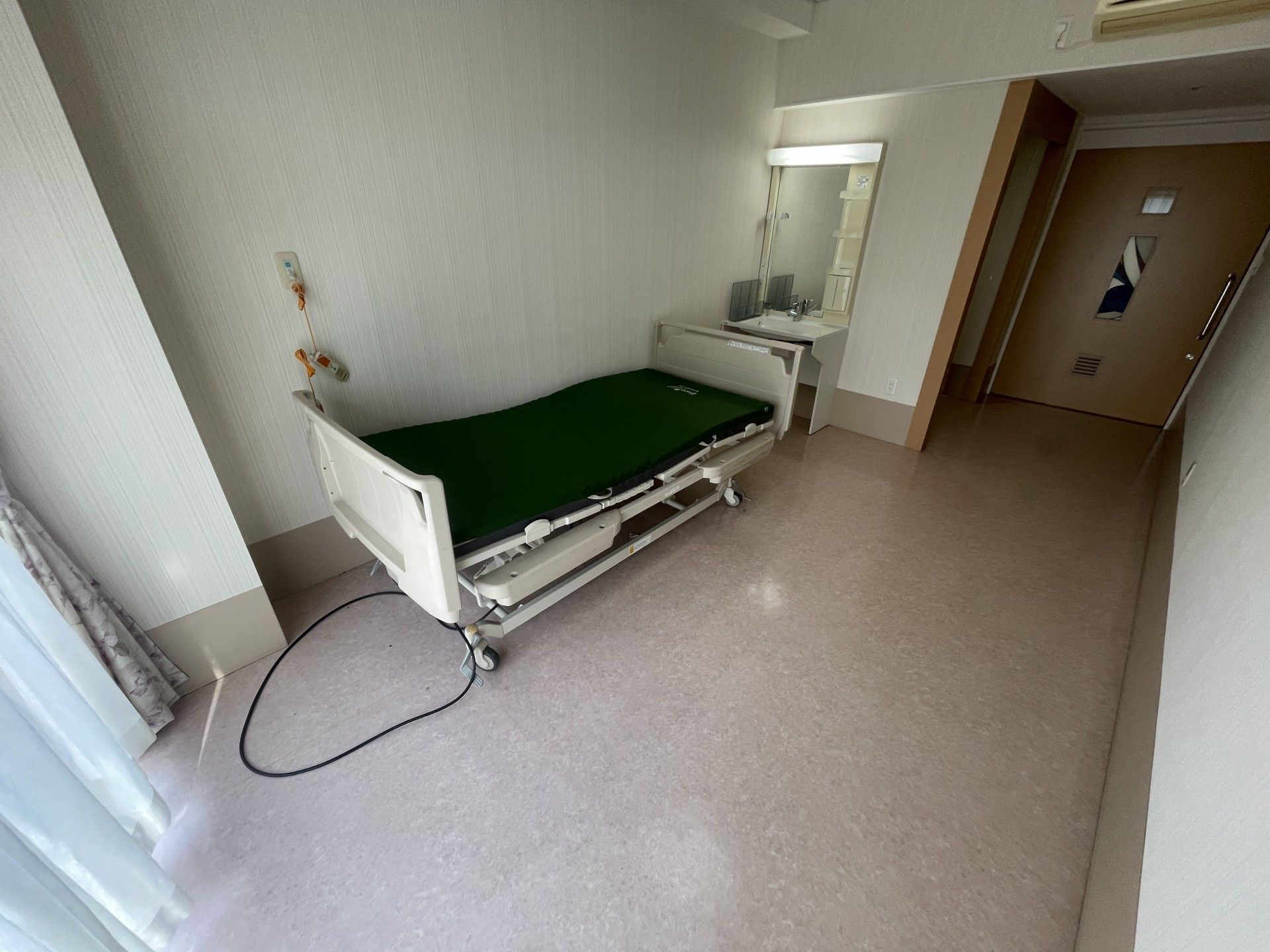 シンプルなベッドの部屋