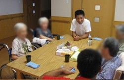 談笑するテーブル