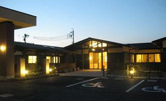 夕暮れ時の施設外観