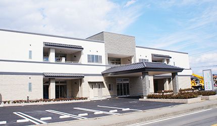 明るく広々とした建物正面