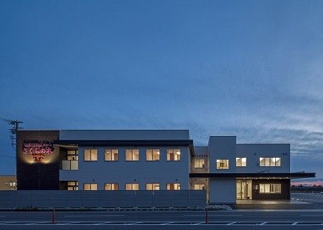 夕暮れ時の落ち着いた建物