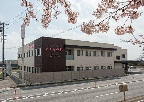 桜並木沿いの建物外観
