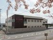 桜並木沿いの建物外観