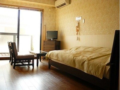ココファンレジデンス平塚やさかの居室。介護用ベッドやTV,緊急コールなどを完備している。