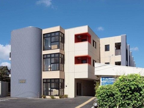 ココファンレジデンス平塚やさかの外観。看護職員を配置しご入居者様の健康をサポートしている。
