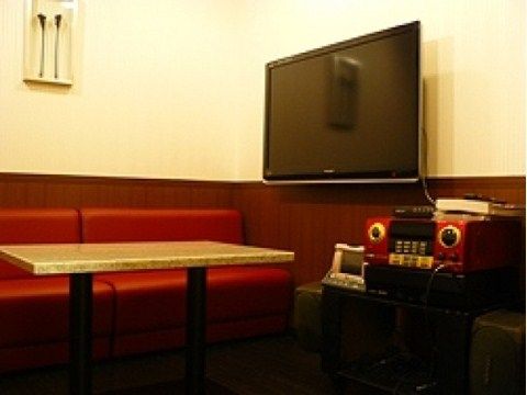 ココファンレジデンス平塚やさかのカラオケルーム。認知症予防にも繋がるカラオケを用意している。