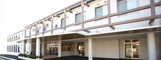 明るい外観の建物正面