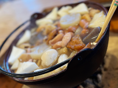 温かい鍋料理の食卓