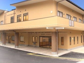 落ち着いた外観の建物