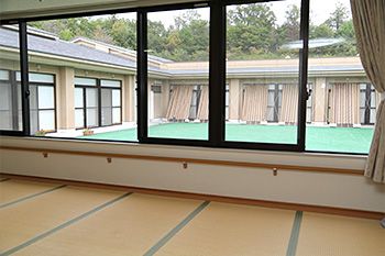 広々とした明るい和室