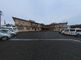 広々とした建物の外観