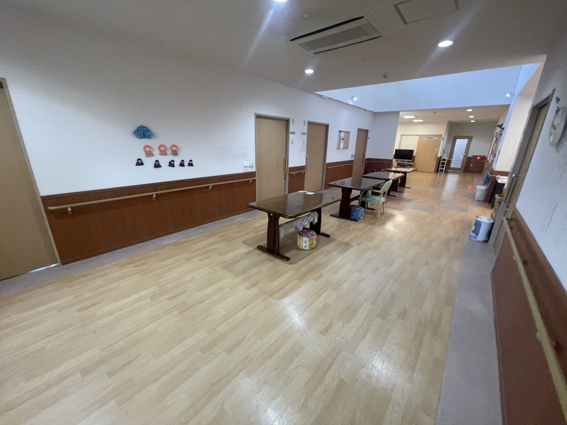 明るい廊下とテーブル