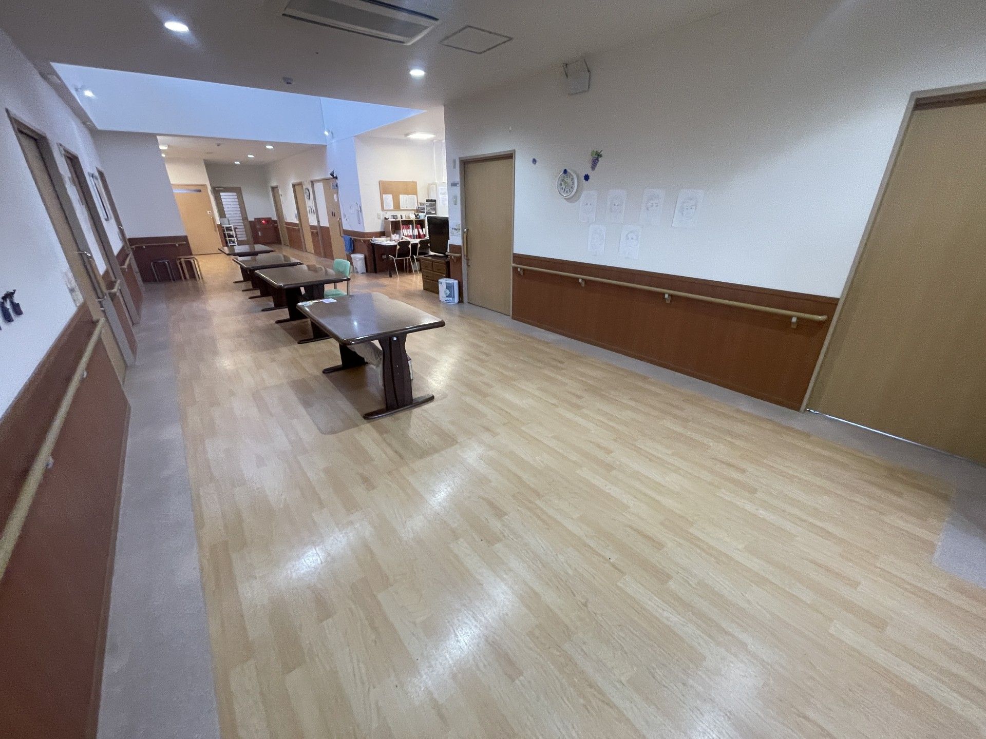 広い廊下とテーブル