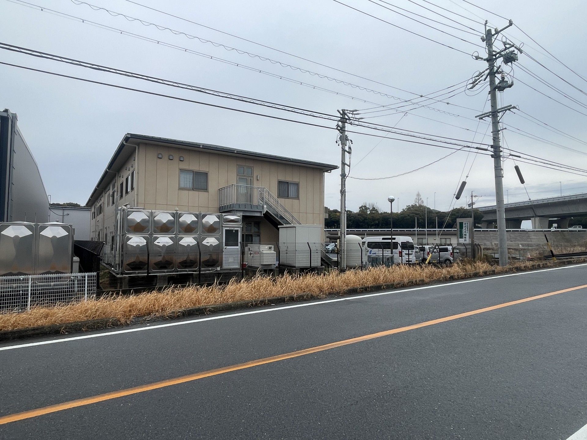 建物と駐車場の外観