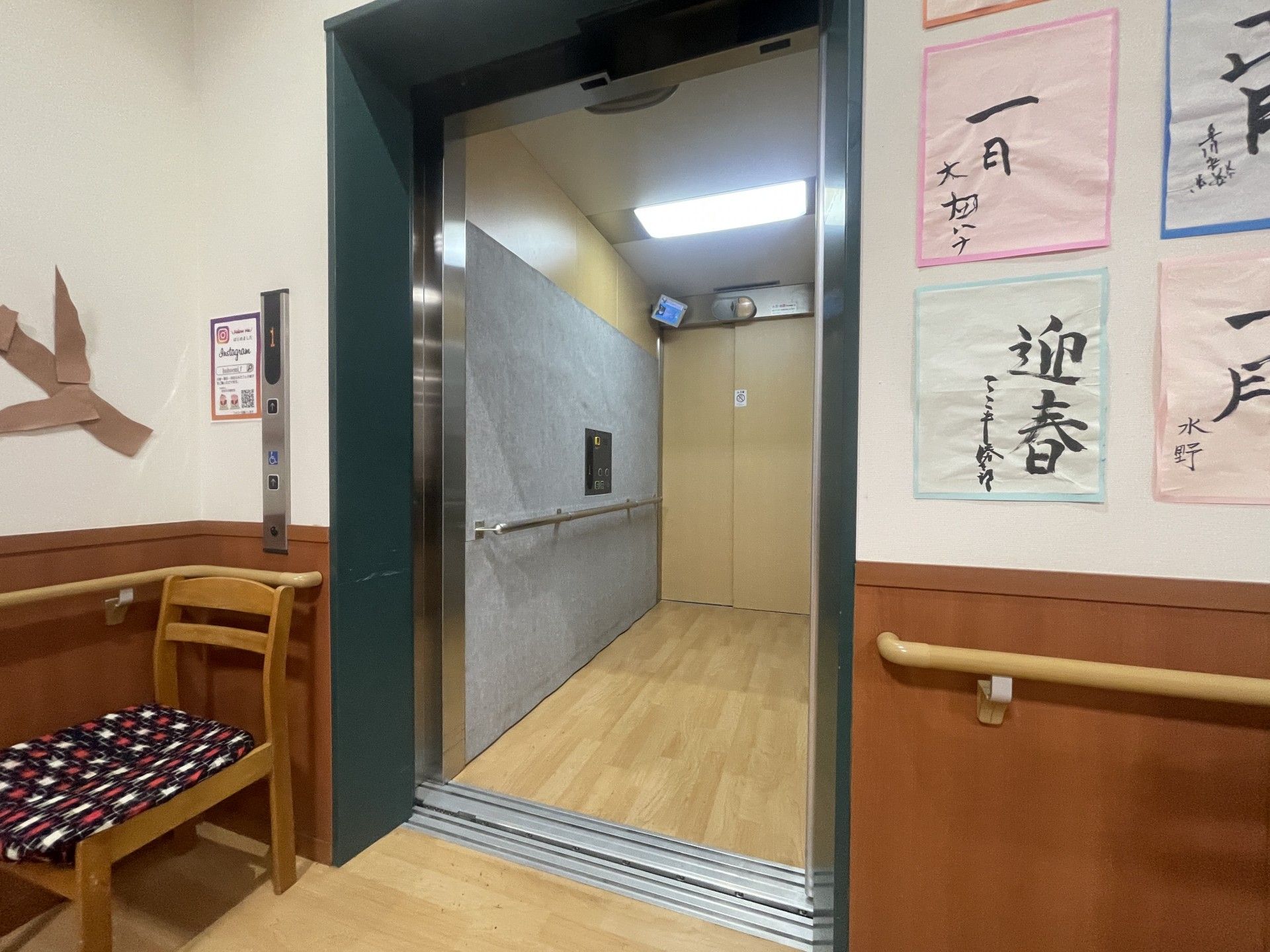 エレベーター前の廊下