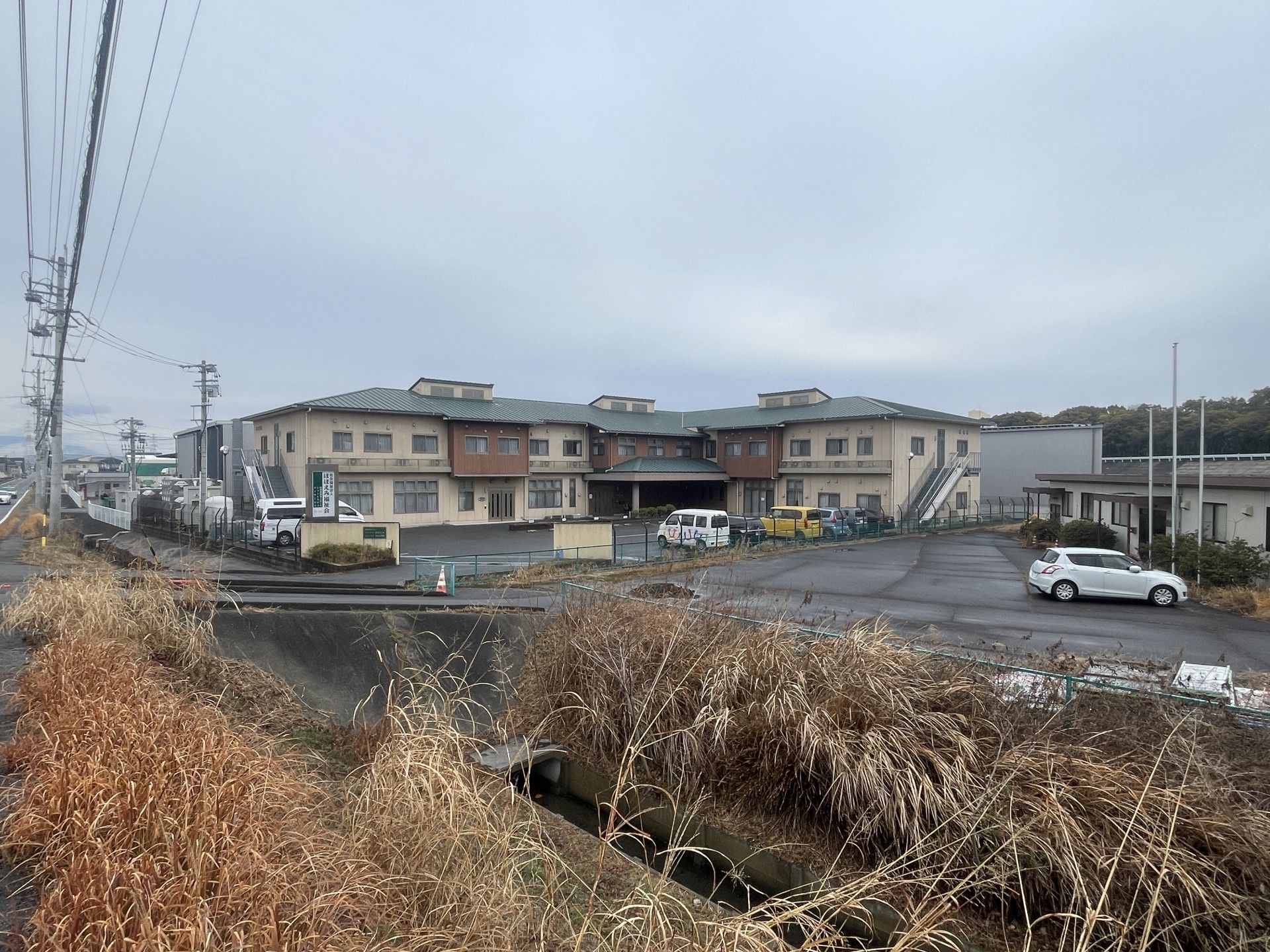 広い駐車場のある建物