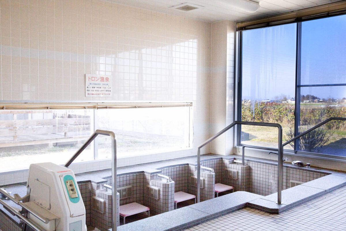 明るい浴室の一角