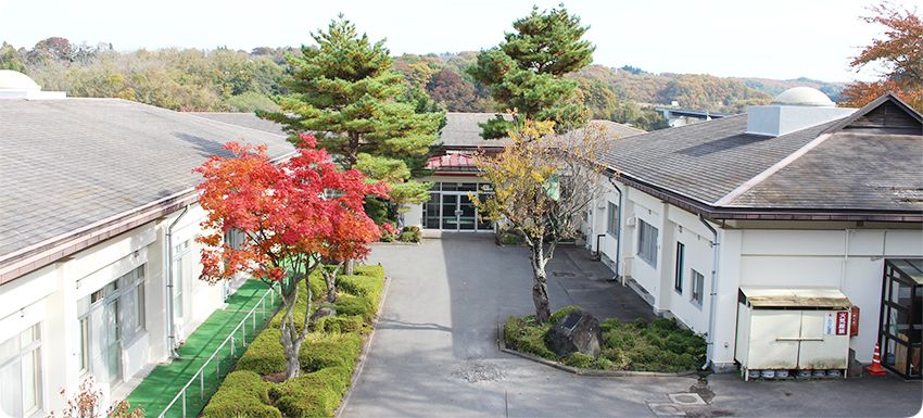 秋の景色が美しい施設外観