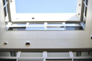 開放的な天窓のある空間