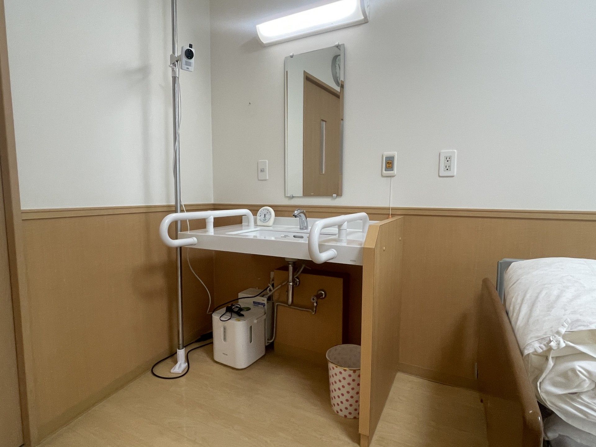 手洗い場とベッドの一角