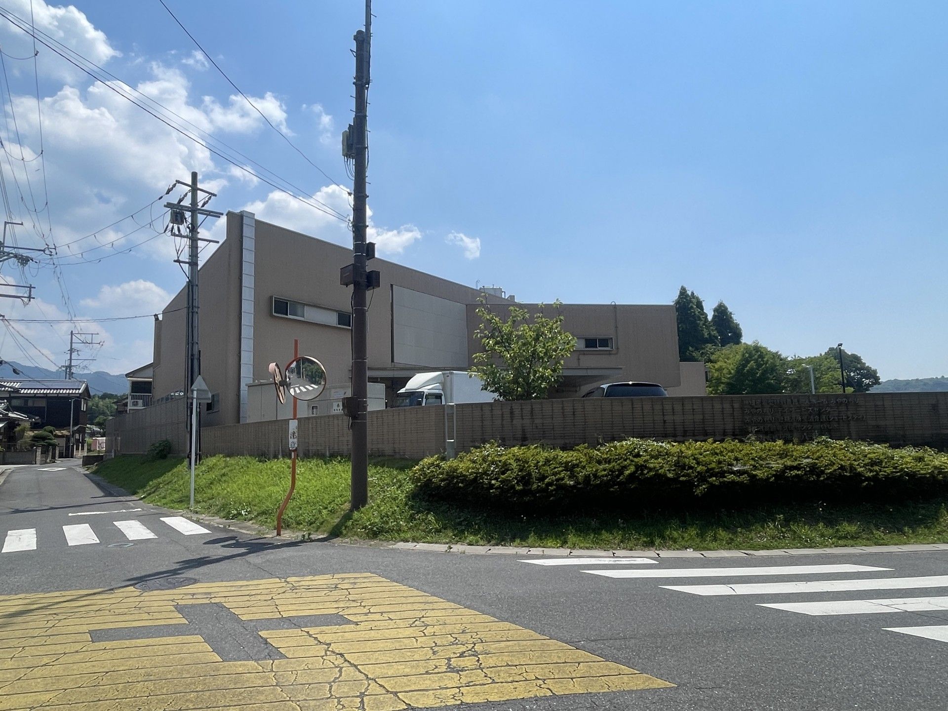 静かな通り沿いの建物