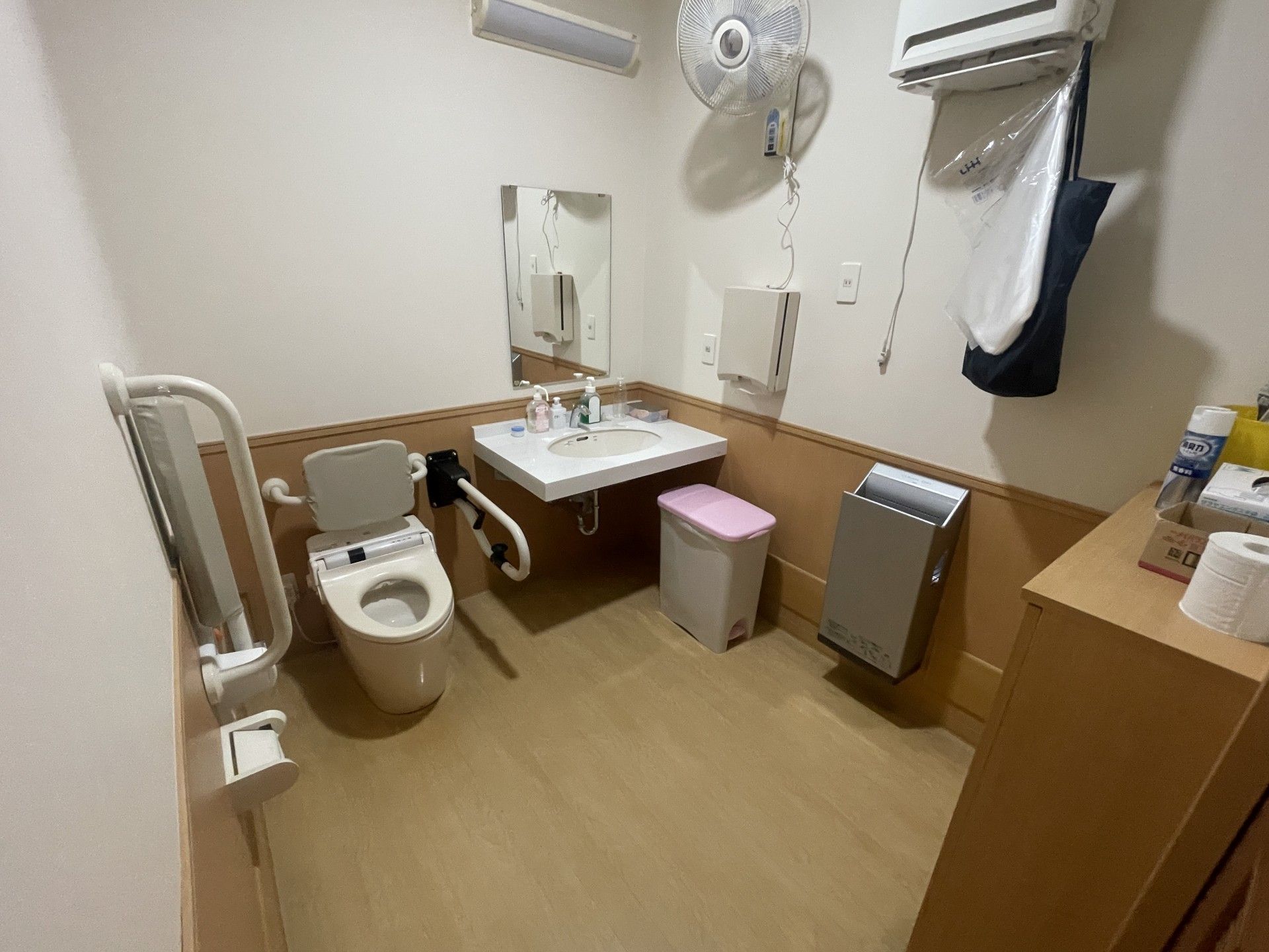 手すり付きのトイレ