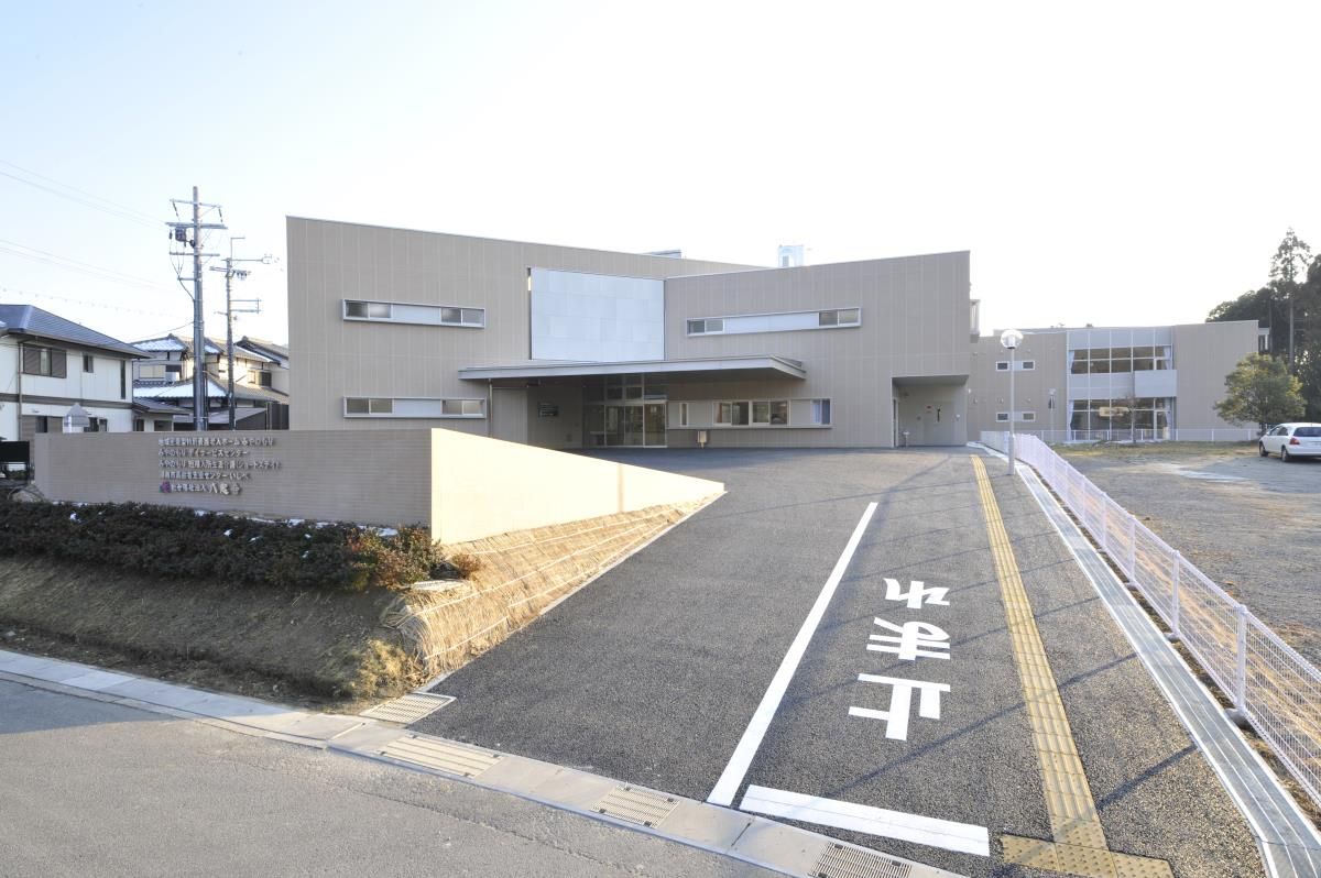 広々とした施設の外観
