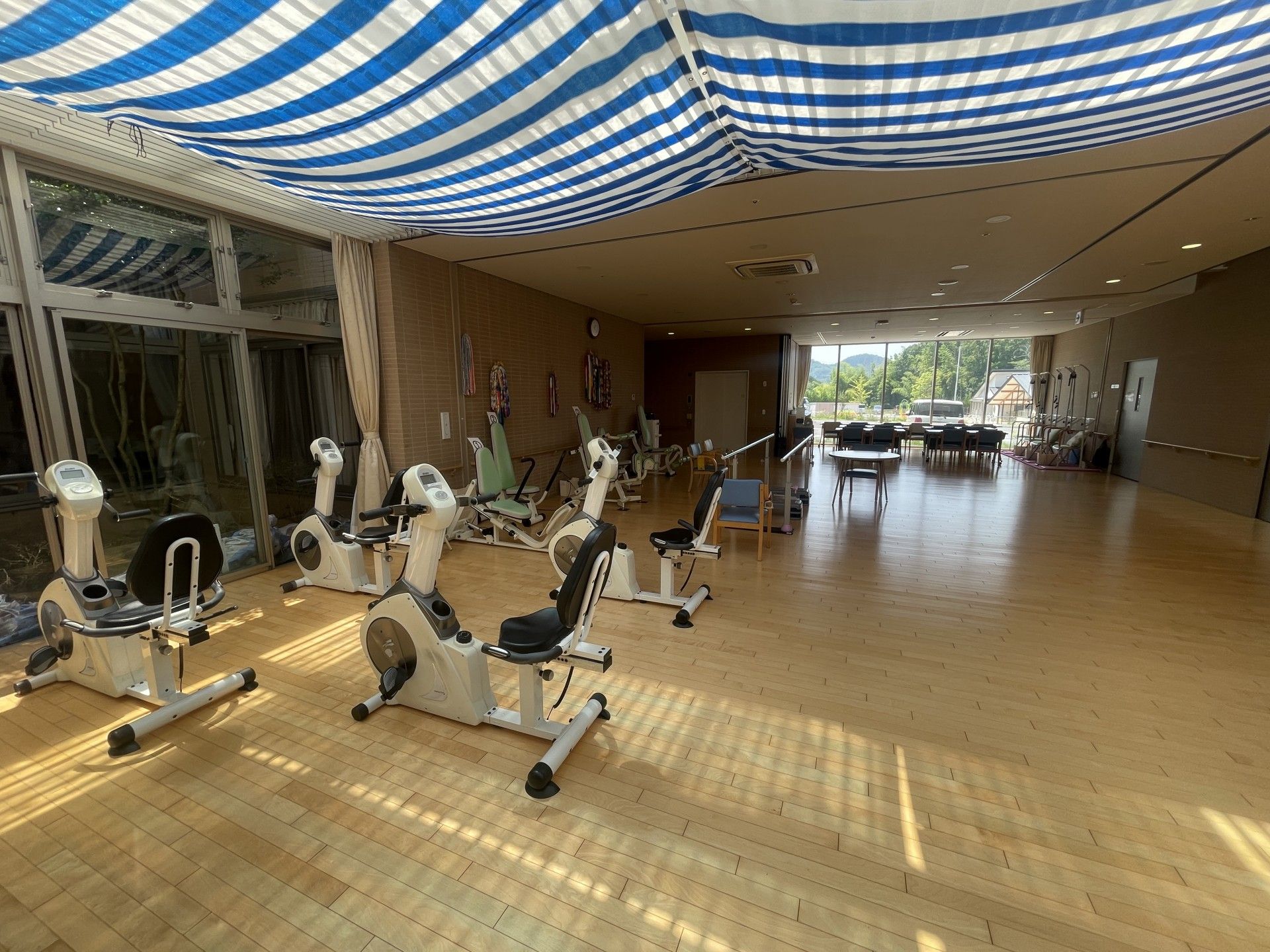 運動器具のある広い部屋