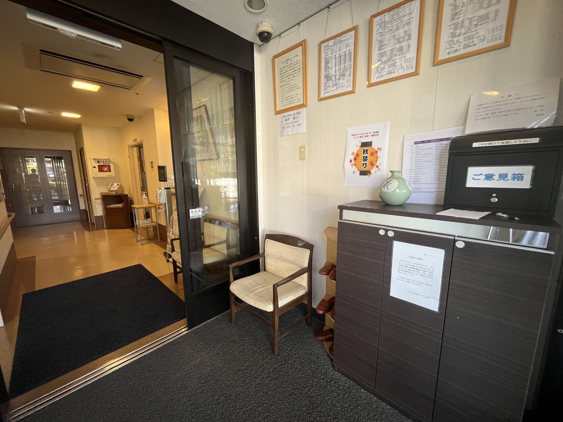 意見箱と椅子のある入口