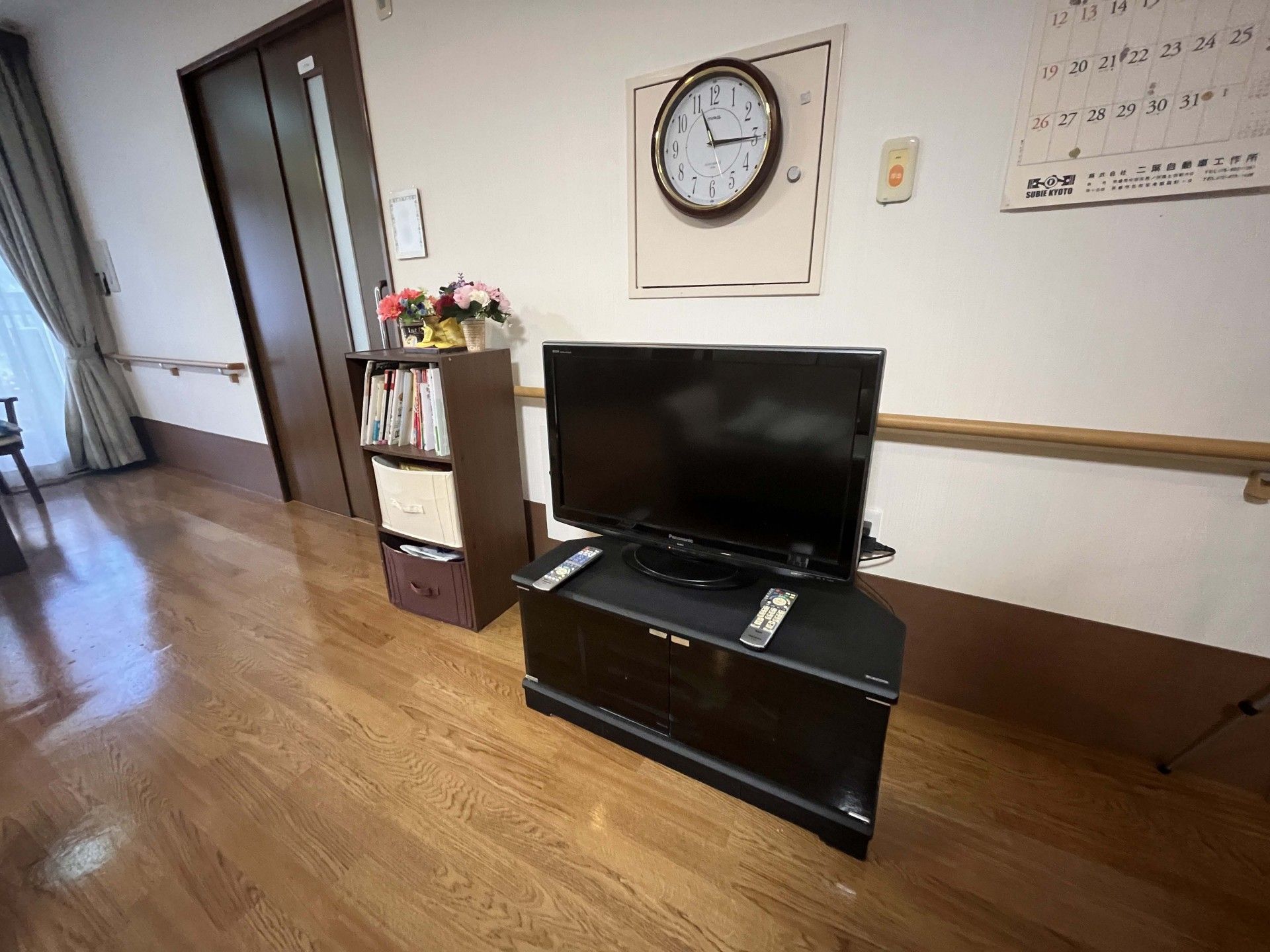 テレビと本棚のある部屋