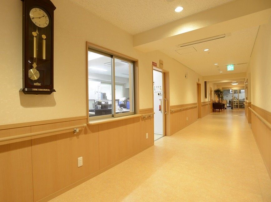 明るい廊下の風景