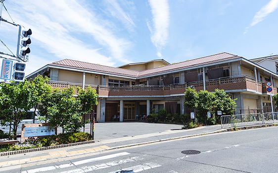 ゆったりとした外観の建物