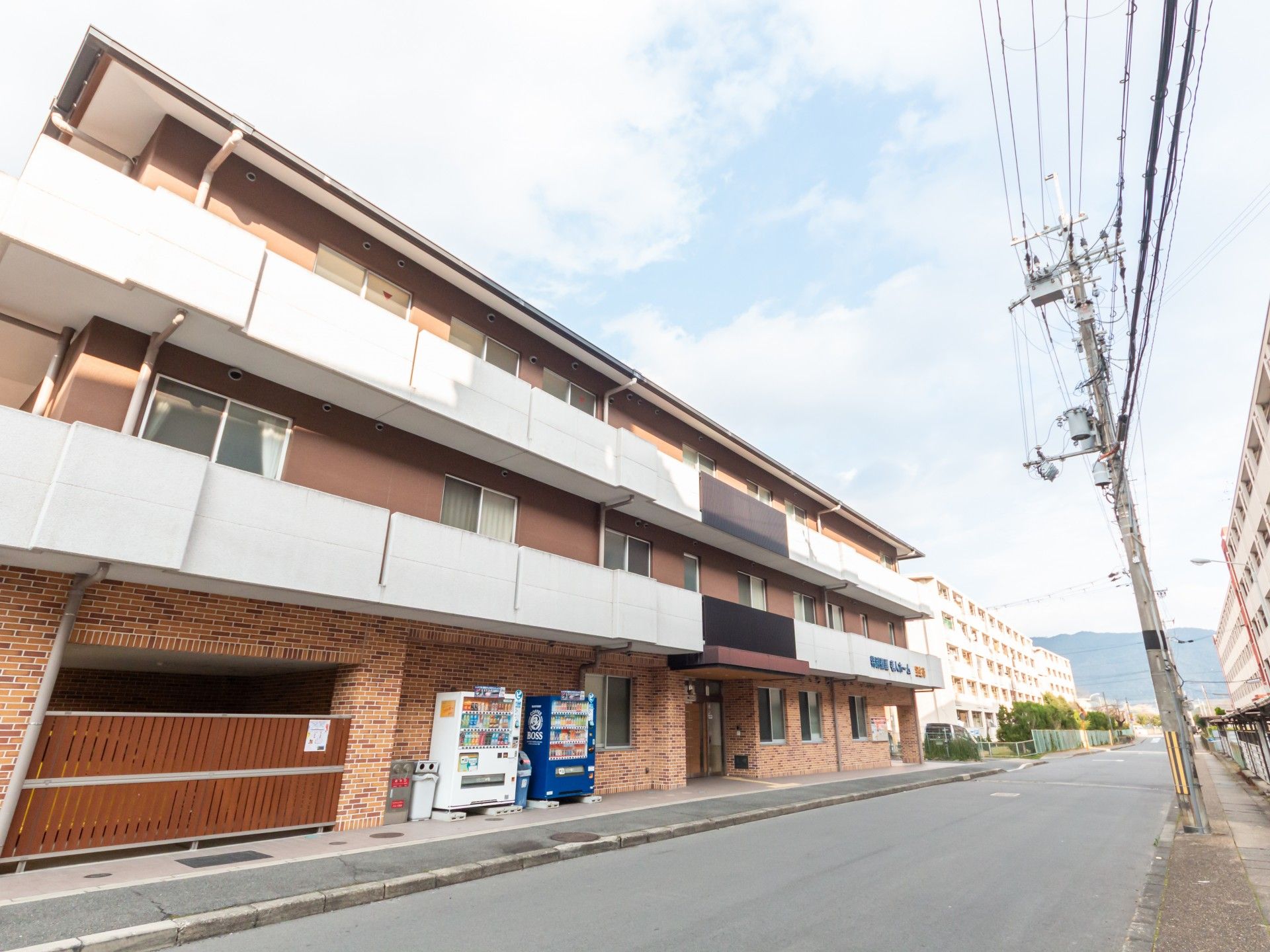 自動販売機のある建物外観