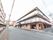 通りに面した建物外観