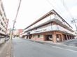通りに面した建物外観