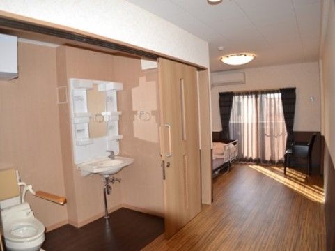 「ココファンメゾン鵠沼」の居室・洗面台・トイレ。扉は楽々開けられる引き戸を採用している。