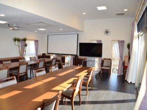 「ココファンメゾン鵠沼」の食堂。大きなスクリーンが設置され、シアターもできる。