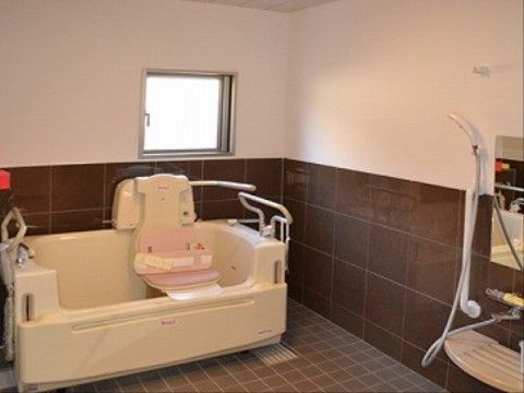 「ココファンメゾン鵠沼」の機械浴室。小窓を設置し開けることで、汚れの繁殖を防いでいる。