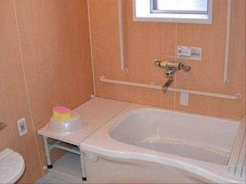 「ココファンメゾン鵠沼」の個別浴室。浴槽を低くし、またぎやすくしている。