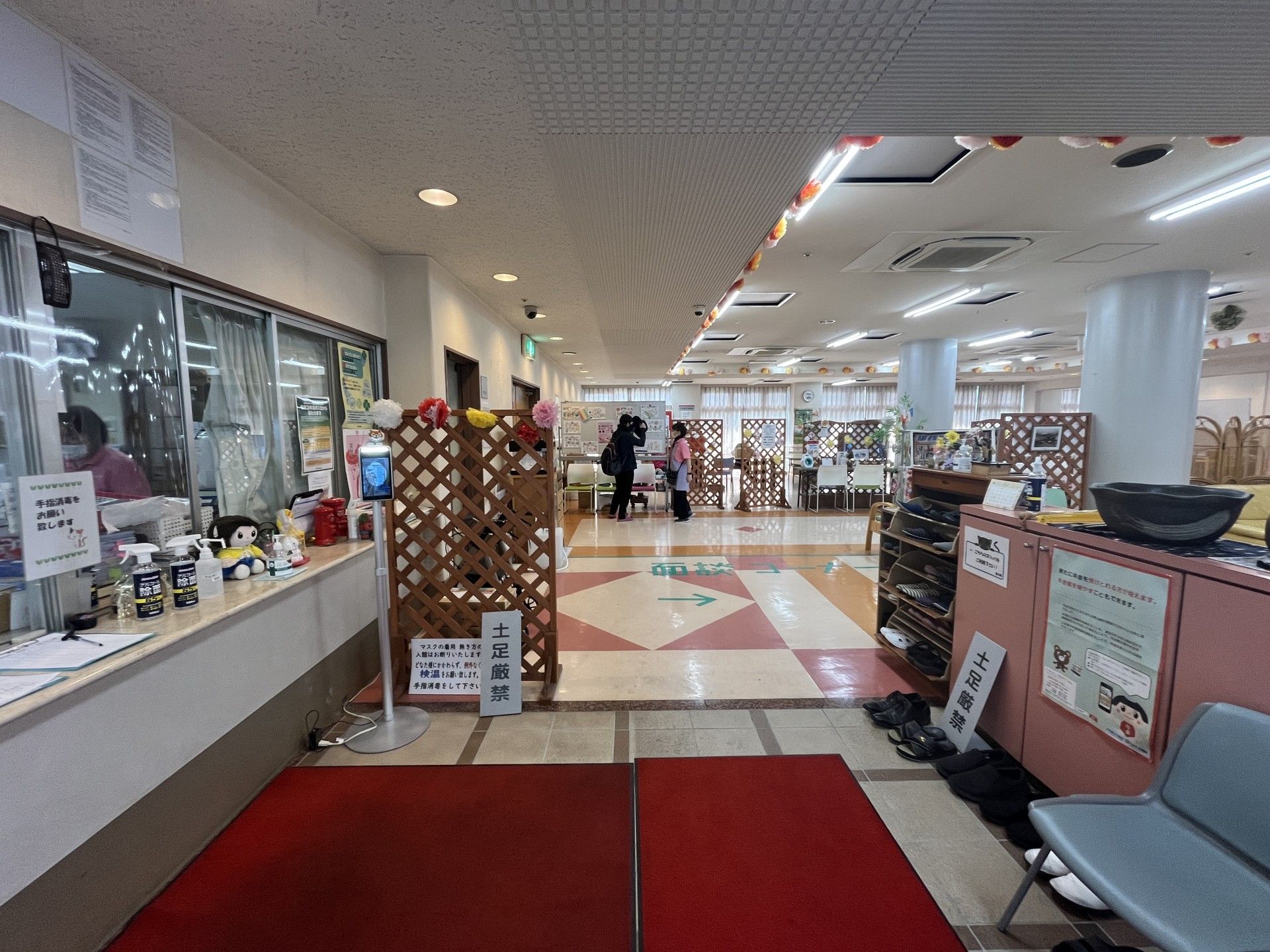 受付と広い通路