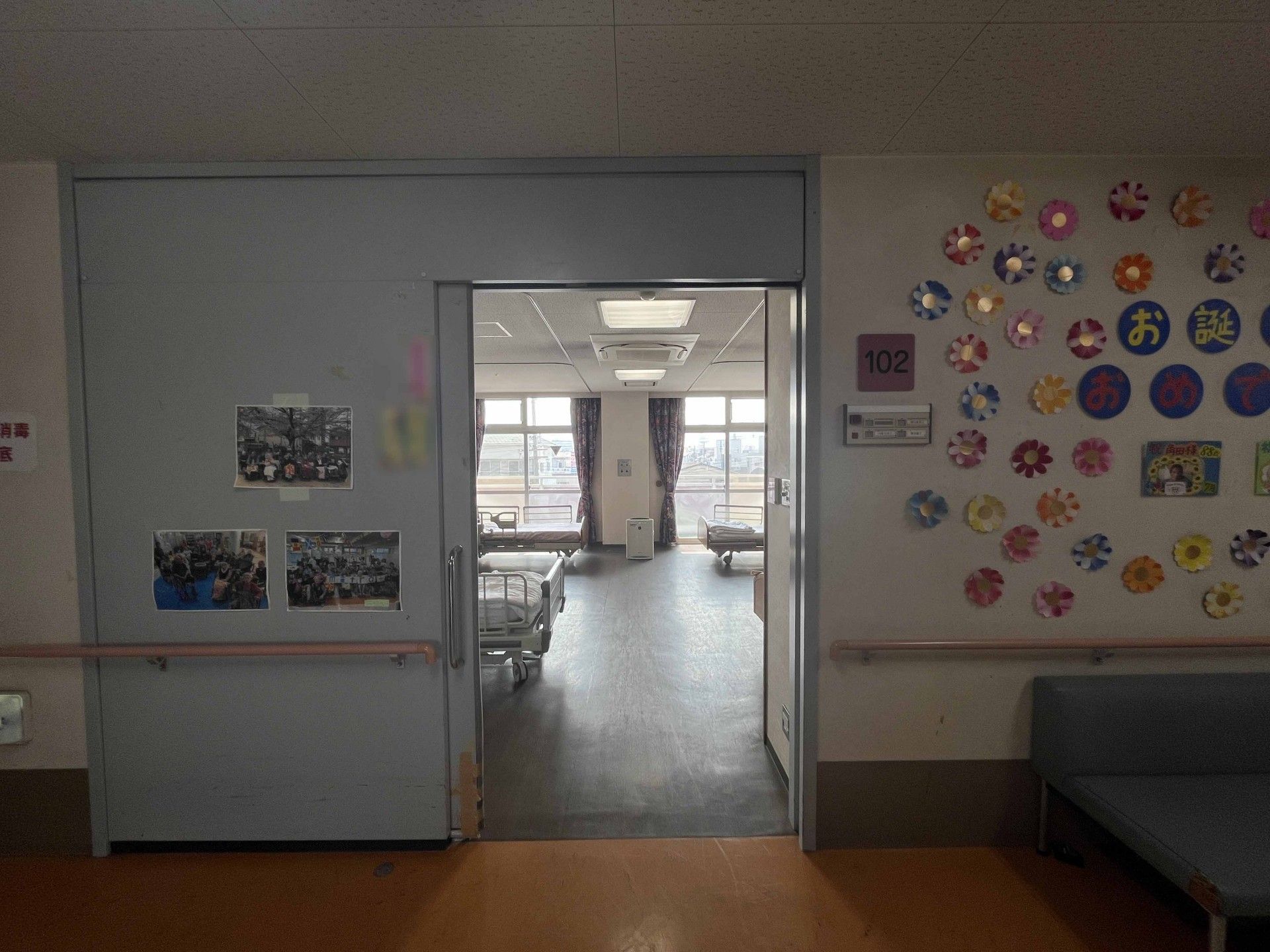 明るい部屋の入口